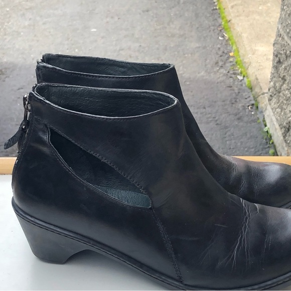 Dansko Bonita Black Leather Booties Boots Shoes Cut Out Zip Back EUR 39 US 8.5 - Picture 10 of 12